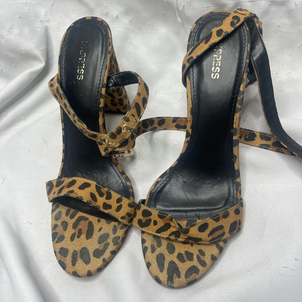Sexy cheetah print heels they are a bit worn but still usable💛🤎🖤